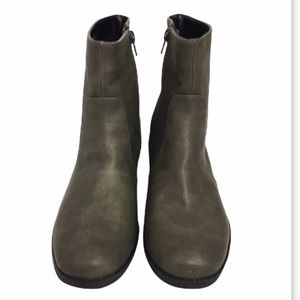 NWT Aerosoles Winter Separtint Boots Grey 8M.